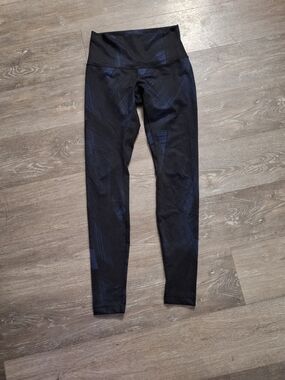 lululemon athletica Wunder Under Black Leggings with Subtle Navy Pattern